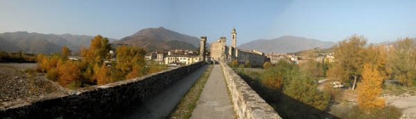 Panorama su Bobbio dal Ponte Gobbo (23932 bytes)